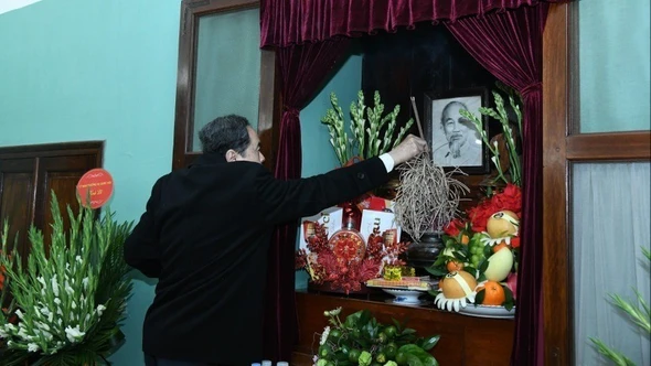 Chủ tịch Quốc hội Trần Thanh Mẫn dâng hương tưởng nhớ Chủ tịch Hồ Chí Minh tại Nhà 67