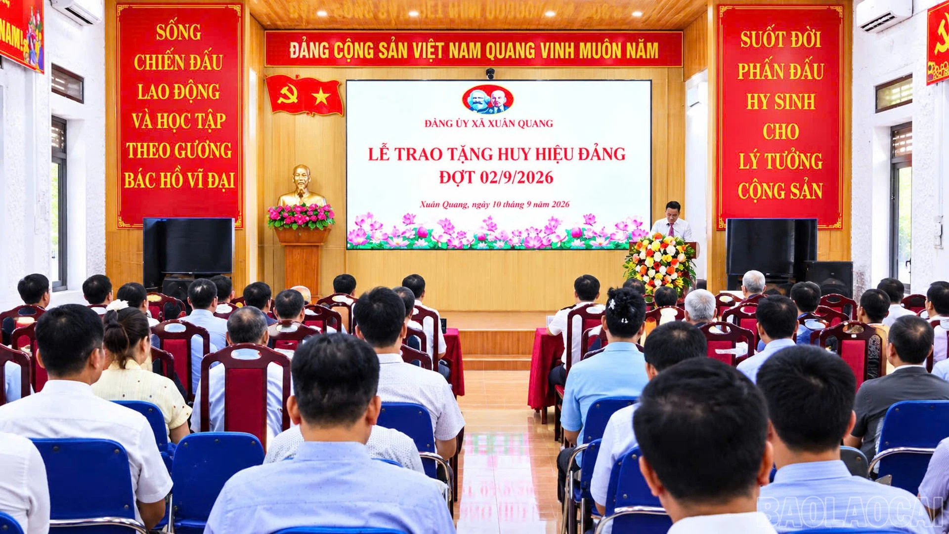Lào Cai: Các địa phương tổ chức trao tặng Huy hiệu Đảng đợt 2/9