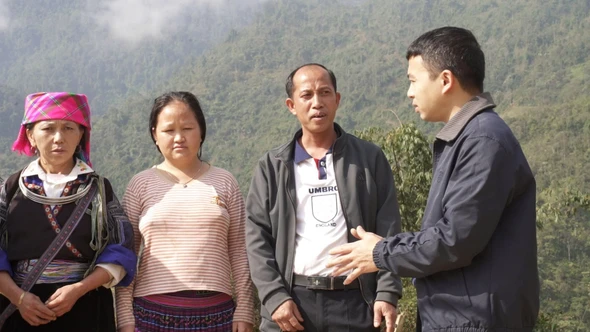 Lá phiếu giữa đại ngàn: Vượt rào cản ngôn ngữ để ý Đảng hợp lòng dân