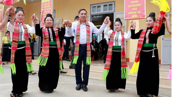 Đồng chí Phó Bí thư Thường trực Tỉnh ủy Hoàng Giang dự Ngày hội Đại đoàn kết tại Tổ dân phố Nậm Tọ, phường Cầu Thia