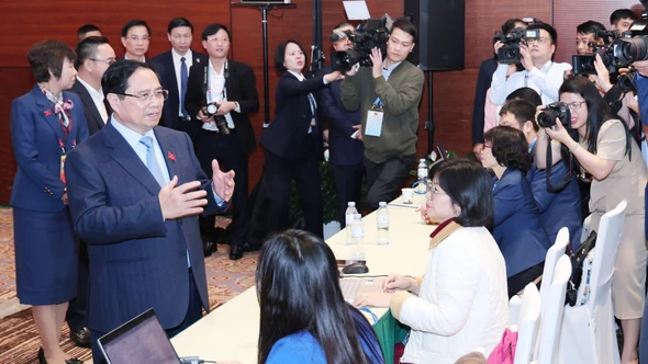 Thủ tướng Phạm Minh Chính thăm, động viên cán bộ, phóng viên, biên tập viên tác nghiệpTrung tâm báo chí phục vụ Đại hội XIV của Đảng