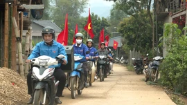 Thanh niên xã Dương Quỳ tích cực tham gia công tác bầu cử