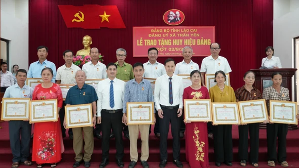 Đảng ủy xã Trấn Yên trao Huy hiệu Đảng cho 61 đảng viên