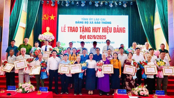 Xã Bảo Thắng: Trao tặng Huy hiệu Đảng dịp Quốc khánh 2/9