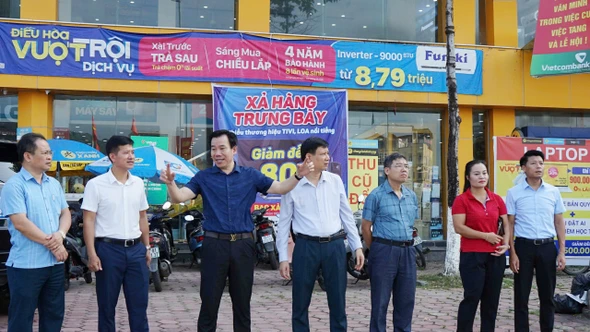 Đồng chí Dương Đức Huy - Trưởng Ban Tuyên giáo và Dân vận Tỉnh ủy kiểm tra công tác tuyên truyền, khánh tiết tại phường Lào Cai