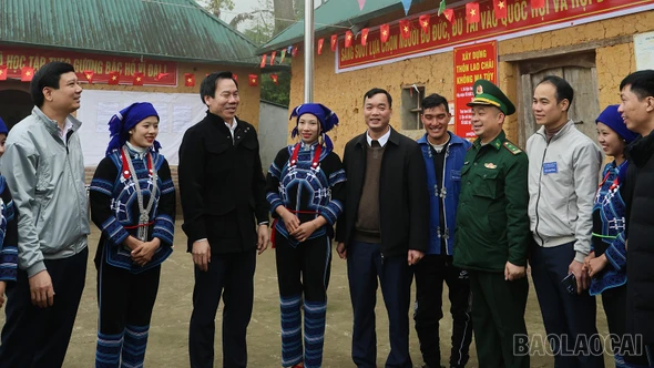 Trưởng Ban Tuyên giáo và Dân vận Tỉnh ủy Dương Đức Huy kiểm tra công tác chuẩn bị bầu cử tại xã Bản Xèo, Mường Hum, Dền Sáng, Y Tý