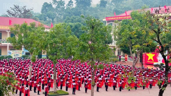 Các trường học tổ chức sinh hoạt dưới cờ, phát động thi đua chào mừng Đại hội đại biểu toàn quốc lần thứ XIV của Đảng