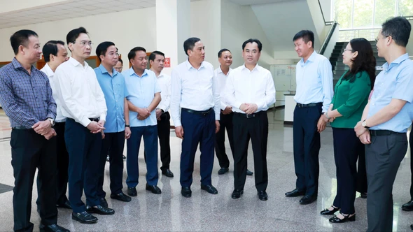 Bí thư Tỉnh ủy Trịnh Việt Hùng và Đoàn công tác của Tỉnh ủy thăm trường học, bệnh viện và kiểm tra một số công trình, dự án