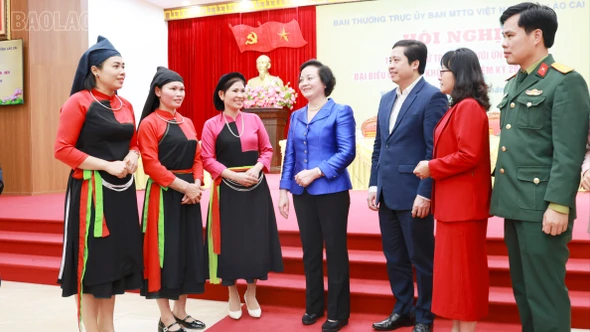 Các ứng cử viên đại biểu Quốc hội tiếp xúc cử tri tại xã Yên Bình