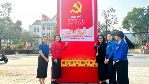 Phường Lào Cai: Đẩy mạnh tuyên truyền trực quan chào mừng Đại hội XIV của Đảng.