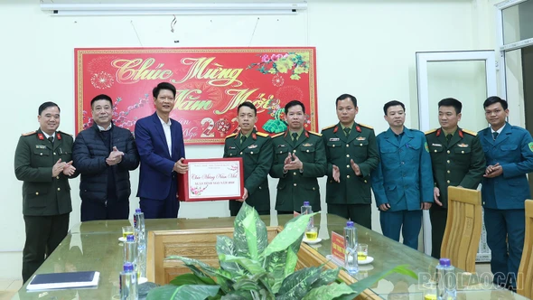 Phó Chủ tịch Thường trực UBND tỉnh Nguyễn Thế Phước thăm, tặng quà Tết tại xã Bảo Yên