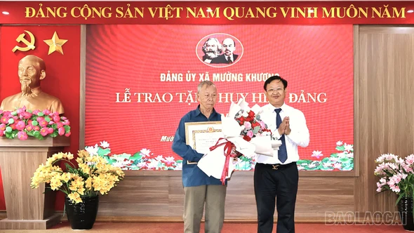 Xã Mường Khương tổ chức Lễ trao tặng huy hiệu Đảng đợt 2/9/2025