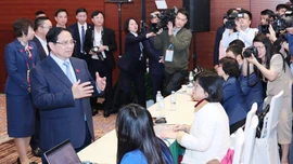 Thủ tướng Phạm Minh Chính thăm, động viên cán bộ, phóng viên, biên tập viên tác nghiệp tại Trung tâm báo chí phục vụ Đại hội XIV của Đảng