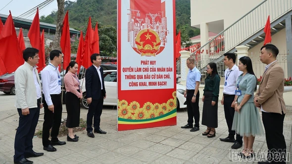 Trưởng Ban Tuyên giáo và Dân vận Tỉnh ủy Dương Đức Huy kiểm tra công tác bầu cử tại xã Cốc San