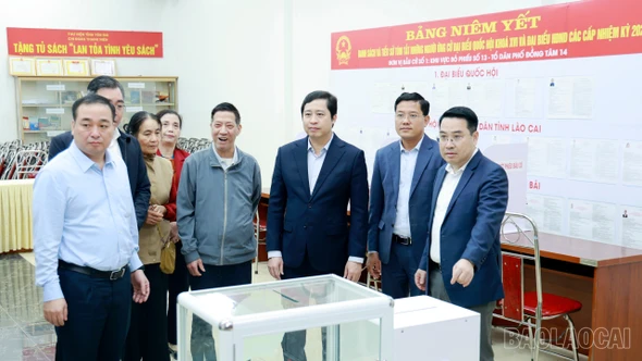 Đồng chí Bí thư Tỉnh ủy và đồng chí Chủ tịch UBND tỉnh kiểm tra công tác bầu cử