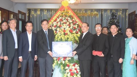 Đồng chí Nguyễn Đăng Quang, Phó Bí thư Tỉnh ủy, Chủ tịch HĐND tỉnh thăm, chúc mừng Trung tâm hành hương Đức mẹ La Vang