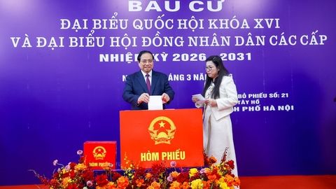 Thủ tướng cùng cử tri bỏ phiếu bầu cử tại phường Tây Hồ, Hà Nội