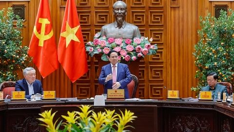 Xem xét bố trí ngân sách để hỗ trợ bình ổn giá xăng dầu