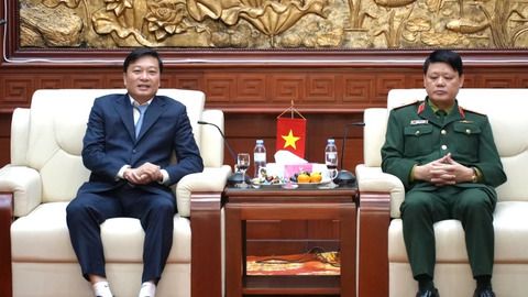 Đồng chí Chủ tịch UBND tỉnh Lê Hồng Vinh thăm, chúc mừng Bộ Tư lệnh Quân khu 4