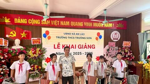 Người thợ sửa xe mang yêu thương đến học trò nghèo