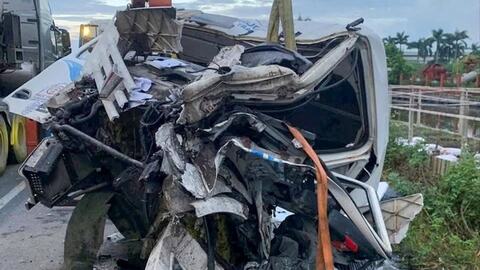 Xe đầu kéo chở thép tông đuôi xe bồn, quốc lộ 5 ùn tắc hơn 1 giờ