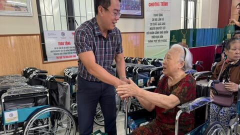 Trao 30 xe lăn tặng người khuyết tật khó khăn