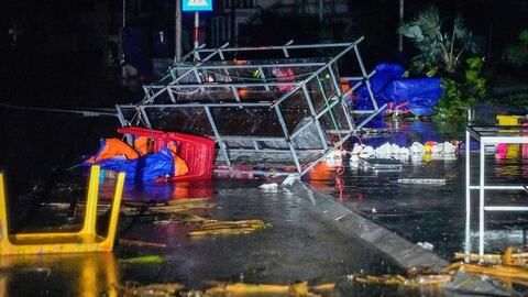 Hàng quán, nhà dân tan hoang trong bão số 5