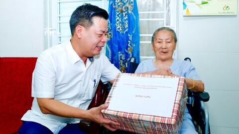 Đồng chí Phạm Văn Thép tặng quà các lão thành cách mạng ở phường Kiến An và Ngô Quyền