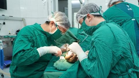 Chiến sĩ công an được bác sĩ Bệnh viện Hữu nghị Việt Tiệp nối liền ngón tay cái bị đứt rời