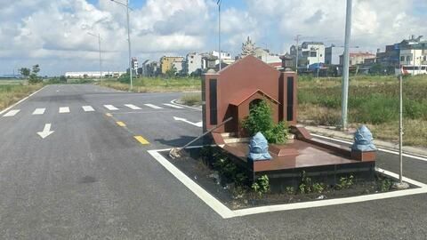 Dừng lưu thông tại khu vực ngôi mộ án ngữ trên đường 390