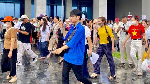 Sinh viên tình nguyện Hải Phòng hỗ trợ người dân tham quan Triển lãm thành tựu đất nước