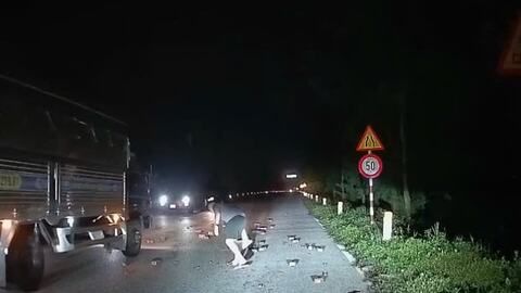 Nam thanh niên dừng xe nhặt gạch rơi trên đường trục Bắc – Nam nhận 'mưa khen'