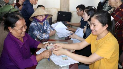 Người dân Hải Phòng phấn khởi đi nhận quà Tết Độc lập