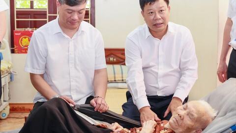 Trưởng ban Quản lý khu kinh tế Hải Phòng thăm, tặng quà Bà mẹ Việt Nam anh hùng