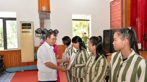 Trại giam Xuân Nguyên trao Quyết định đặc xá cho 309 phạm nhân