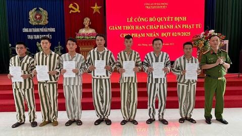 Trại tạm giam số 1 Công an thành phố Hải Phòng công bố các quyết định đặc xá