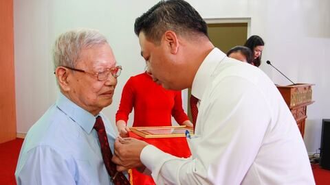 Phường Phù Liễn trao Huy hiệu Đảng và tuyên dương điển hình tiên tiến