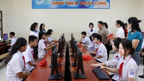 Công ty VSIP Hải Phòng trao tặng Trường THCS Trần Hưng Đạo 30 bộ máy vi tính