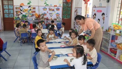 Chăm lo bữa ăn bán trú cho học sinh