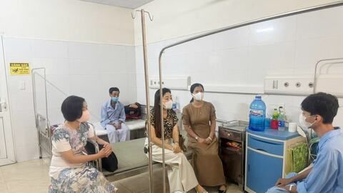 Nhà trường, cộng đồng tiếp sức nam sinh nghèo Trường Marie Curie chữa bệnh học tập