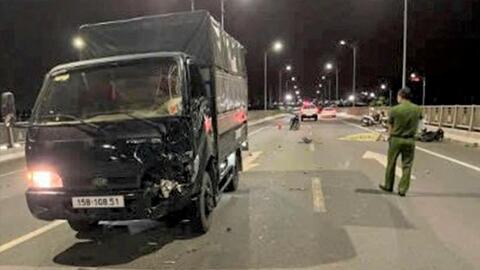 Va chạm với ô tô tải trên Nam Cầu Bính trong đêm, thanh niên lái mô tô tử vong