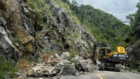 Cát Hải khẩn trương khắc phục sự cố sạt lở, đá rơi trên đường Gia Luận - Cái Bèo