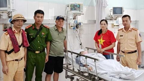 Trạm Cảnh sát đường thủy Máy Chỉ kịp thời cứu một phụ nữ nhảy cầu Bính