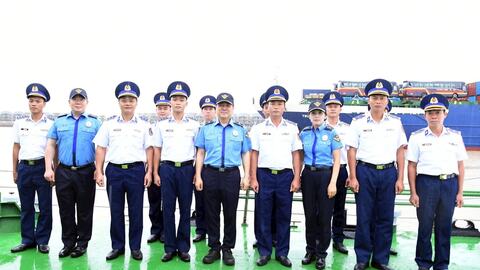 Lực lượng Bảo vệ bờ biển Hàn Quốc làm việc với Bộ Tư lệnh Vùng Cảnh sát biển 1