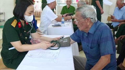 Bệnh viện Quân y 7 khám, tặng quà cho đối tượng chính sách ở phường Bình Khê (Quảng Ninh)