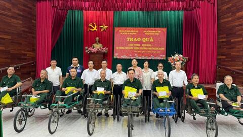 Thăm, tặng quà các thương binh tại Trung tâm Điều dưỡng Thuận Thành