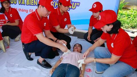 Diễn tập sơ, cấp cứu tai nạn giao thông dưới thời tiết mưa giông, gió mạnh