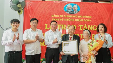 Trao tặng Huy hiệu Đảng cho đảng viên dịp 80 năm Quốc khánh