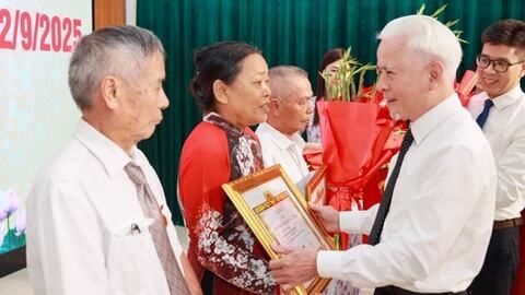 Các xã, phường Dương Kinh, Tiên Minh, Lê Chân, Hưng Đạo, Vĩnh Thịnh trao Huy hiệu Đảng cho đảng viên