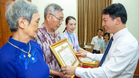 Đảng bộ các xã Kiến Thụy, Vĩnh Hải, phường Lưu Kiếm trao Huy hiệu Đảng